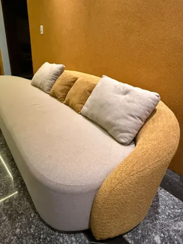 Vende- Sofá semi- novo de 3 metros feito sob medida, por motivo de viagem