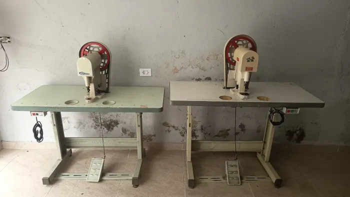 2 MÁQUINAS DE PREGAR BOTÃO, ILHÓS PRENSA ELÉTRICA.
