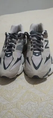 Tênis New Balance.