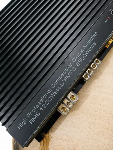 Módulo rodstar 1.200w caixa top um auto falante está faltando só a tampa.