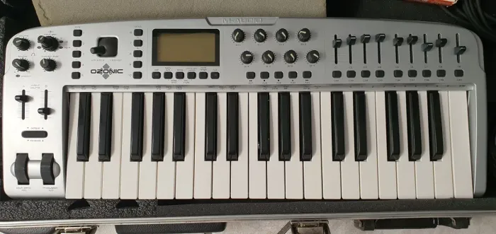 Teclado Controlador Midi M-Audio Ozonic + Modulo Korg X5DR + Case SKB + Suporte Stay