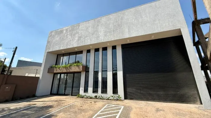 Barracão novo com sala comercial no Bairro Universitário em Cascavel/PR,