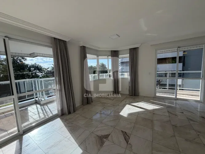 Apartamento de 4 dormitórios na Agronômica