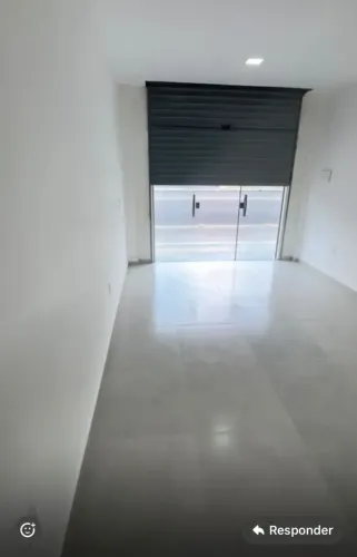 ALUGO SALAS COMERCIAIS DE 50 M2 EM FRENTE AO COND. JARDIM ESPANHA