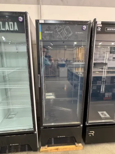 Expositor de bebidas com iluminação led e prateleiras internas 400 litros 