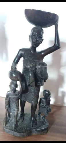 Escultura moçambicana mãe e filhos