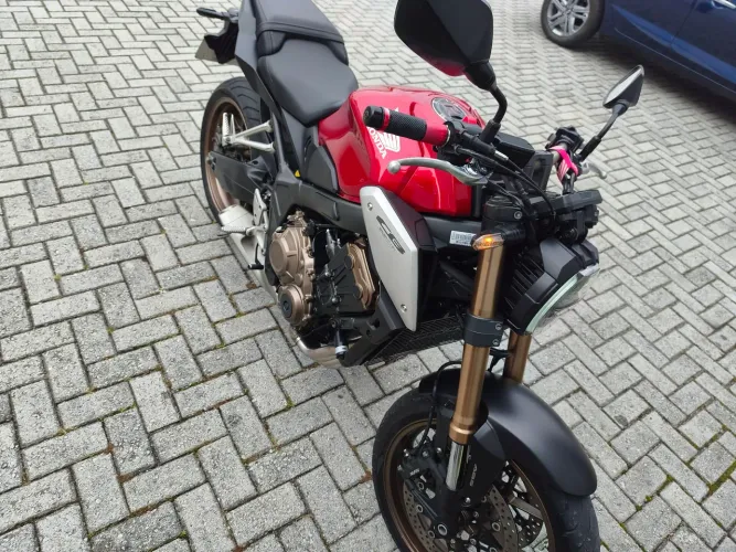 Cb 650R 2022 impecável única zerada ..36.000 assumir 8 parcela