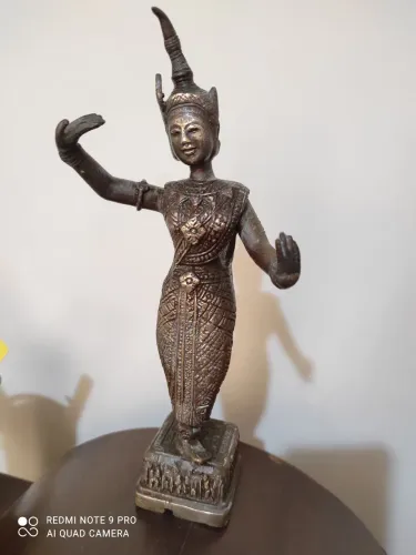 Escultura em metal antiga :