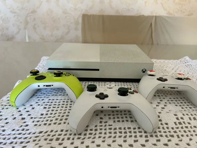 Xbox One S - 2 controles