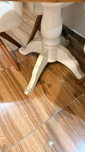 Mesa de madeira com quatro cadeiras giratórias de linho