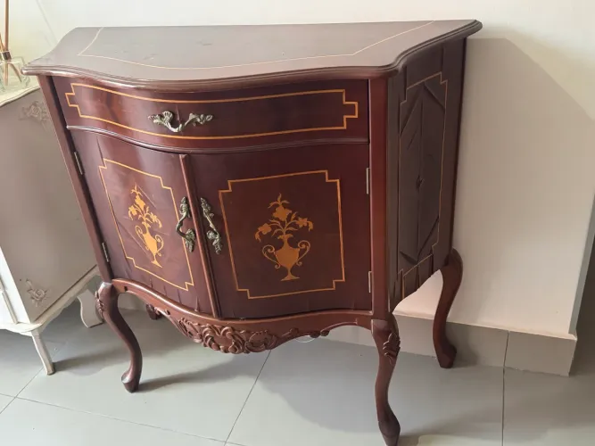 Cômoda em madeira com detalhes