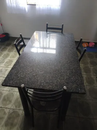 Mesa com 4 cadeiras