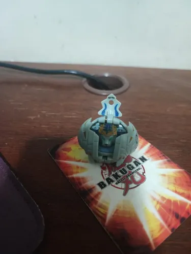 Bakugan Tigrera com detalhes no símbolo 