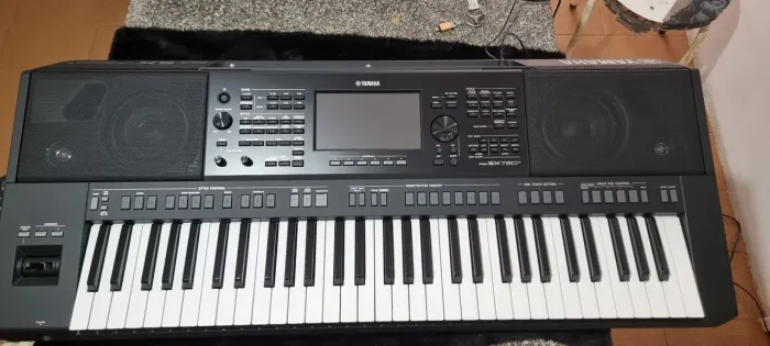 Vende-se teclado yamaha psrsx720+ totalmente digital// 10.950