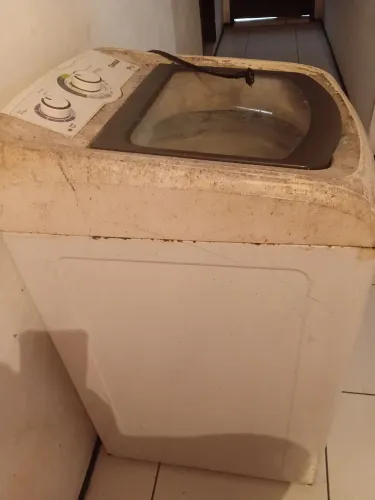 Máquina e geladeira com defeito
