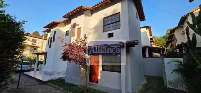 Casa duplex em condomínio com 2 dormitórios, lavabo, área externa e 1 vaga de garagem à ve