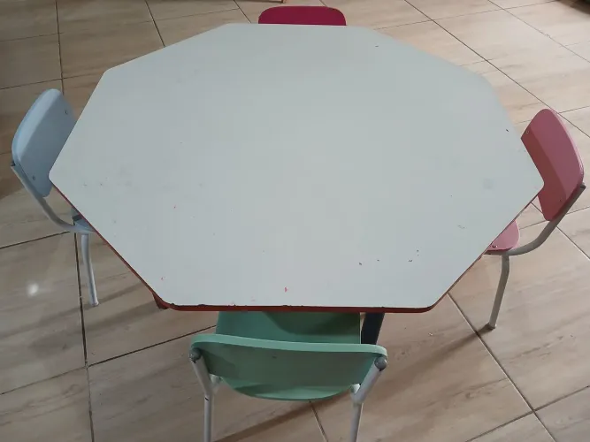 Mesa com cadeiras infantil