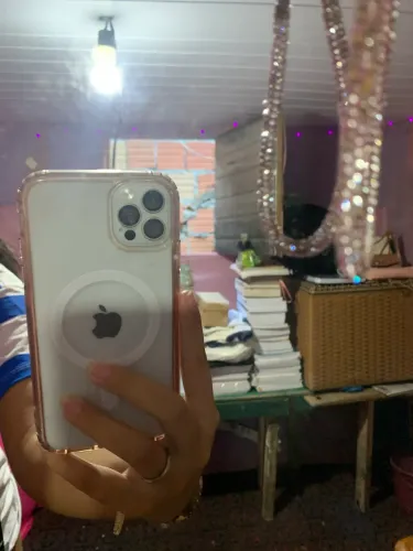 Vendo um iPhone XR com película do iPhone 12 Pro