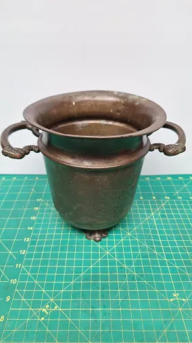 Champagneira em metal antiga  3 pés em acantos, bojo liso, bordas repuxadas