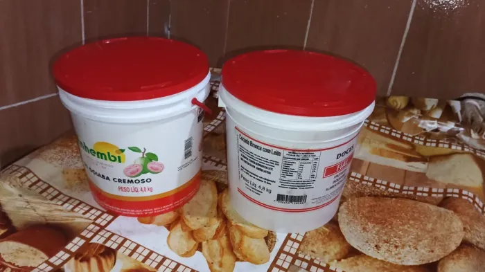 Baldes plástico vazios.
