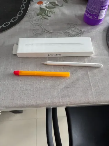 Apple Pencil Pro seminova com capa