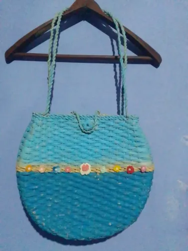 Bolsa de palha com pintura degrade e apliacao de flores de croche