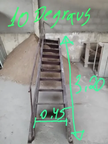 Escada de ferro. Para sair rápido