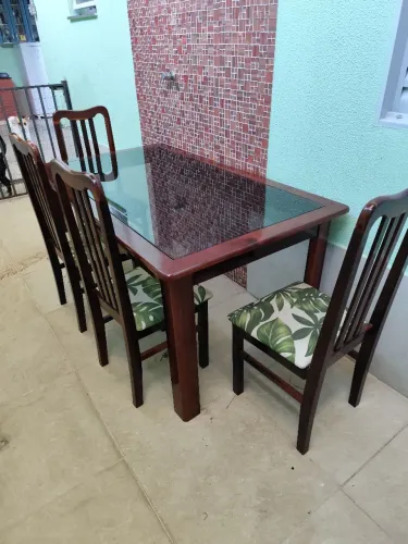 Mesa de jantar em madeira, seus lugares, com quatro cadeiras. Ótimo estado.