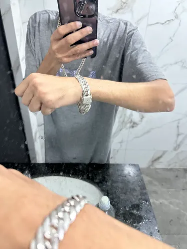 Vendo corrente de prata de pescoço e pulseira as duas