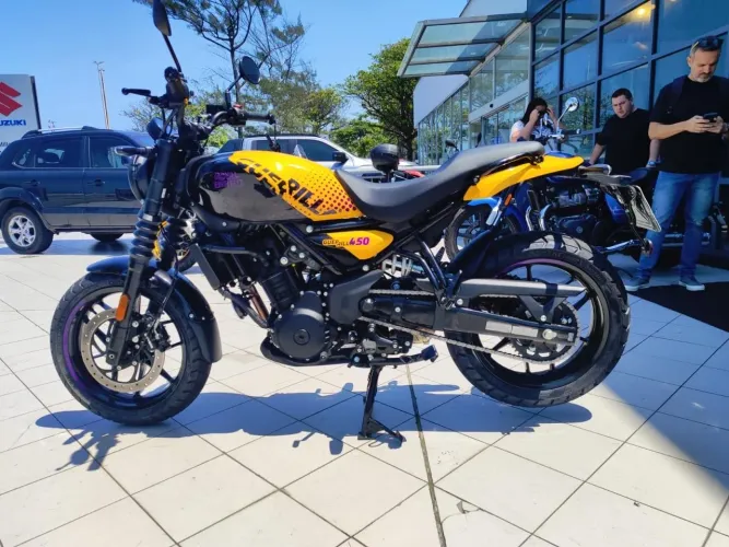 Guerrilla 450 / Yellow Ribbow - Letícia 