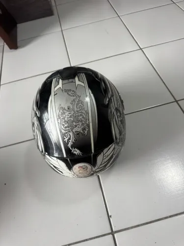 Capacete para moto tamanho 60. 