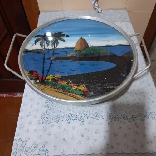 Bandeja antiga Rio de Janeiro, redonda, alumínio, vidro e madeira...com alças.