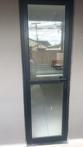 Vendo porta de vidro medindo 2,00/65