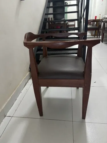 Vendo Cadeiras de Madeira e couro