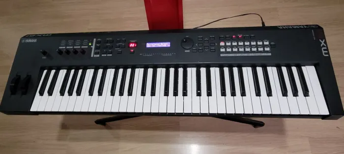 Teclado Yamaha MX61 BK Sintetizador