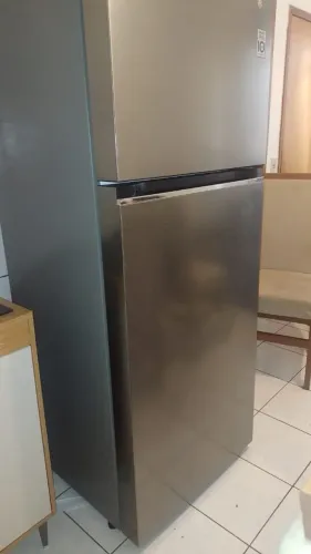 Vendo mesa 6 cadeira tampo em vidro ,geladeira , máquina de lavar 13 kilos