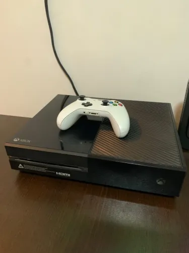 Xbox one acompanha 1 controle e o jogo do RED DEAD 2