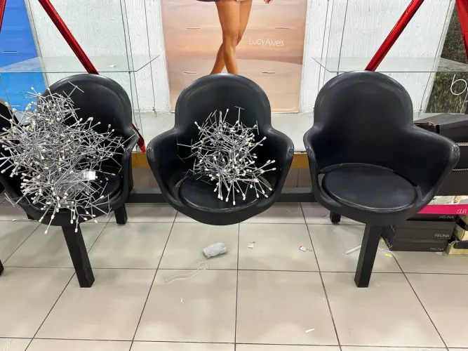 9 Longarinas de 3 cadeiras (cadeiras comerciais)