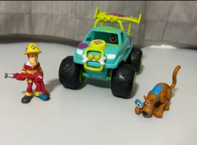 Scooby doo veículo + dois personagens 