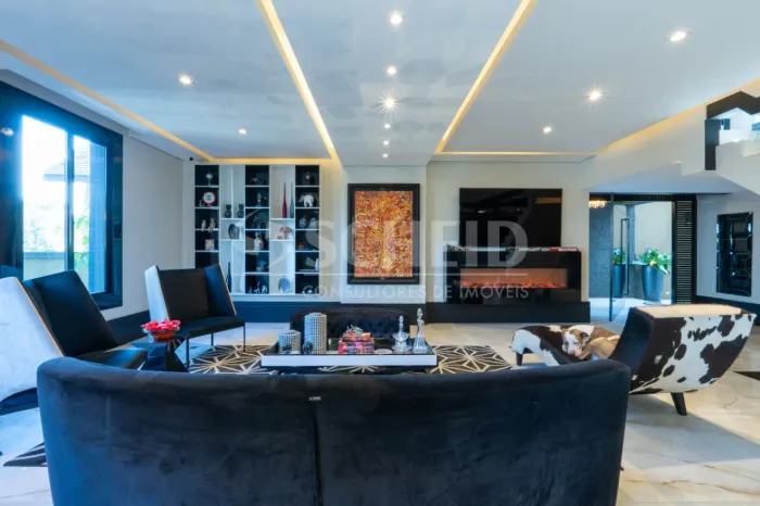 Casa de Vila para Locação no Morumbi com 1.200m², 5 quartos sendo 5 suítes, 6 vagas.