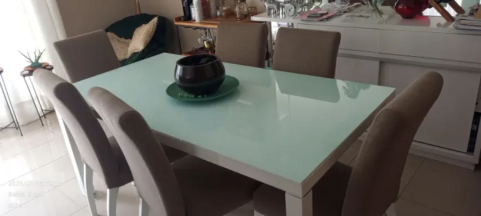 Vendo Mesa com 6 Cadeiras.