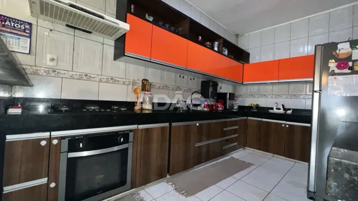 Casa com 3 qaurtos 1 suíte com area comercial na frete para ser construida no setor Parque