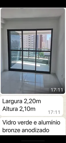 Largura 2,20m Altura 2,10m 17:11 Vidro verde e alumínio bronze anodizado.