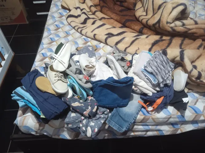 Roupas e sapato e chinelo 