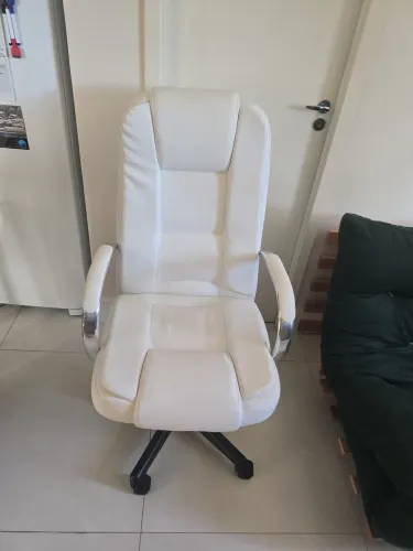 Cadeira de escritório branca e dsane