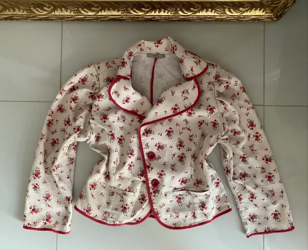 Blazer lindo estilo romântico Artsy bege com detalhes vermelho G feminino com ombreiras 