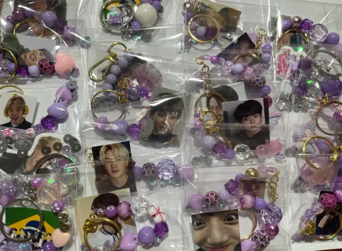 FREEBIES SHOW DO BTS - Chaveiro Lembrancinha