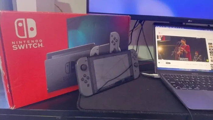 Nintendo Switch com caixa e acessórios