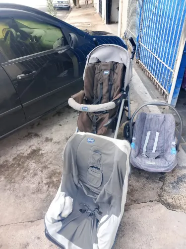 CARRINHO DE BEBÊ, CADEIRINHA DE CARRO E BEBÊ CONFORTO ARRO