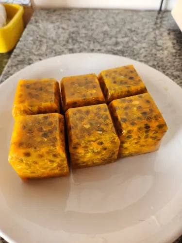 Maracujá polpa pura fruta com semente congelada